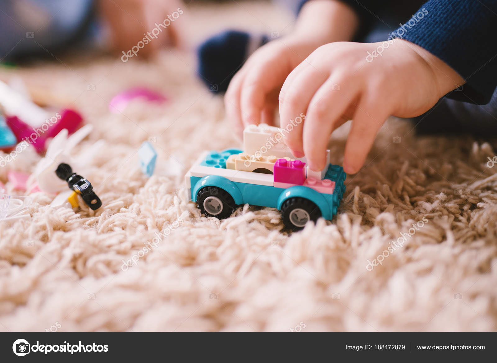 Kleuter Meisje Met Speelgoedauto Tapijt Thuis Spelen – Redactionele © dusanpetkovic #188472879