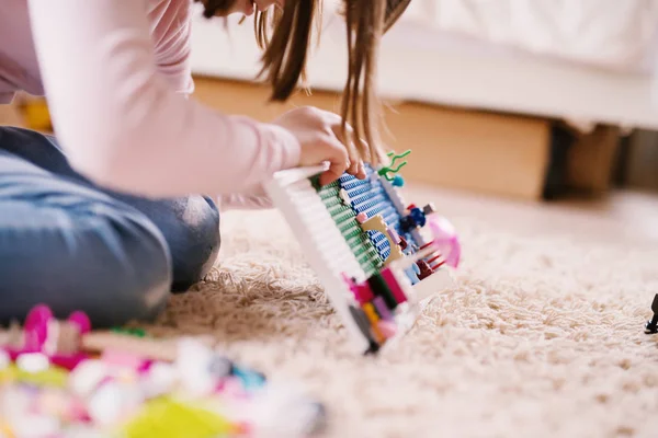 Дівчинка Малюк Грає Пластиковими Іграшковими Блоками Килимі Вдома — стокове фото