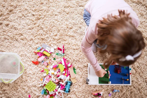 Gadis Balita Bermain Dengan Plastik Blok Mainan Karpet Rumah — Stok Foto