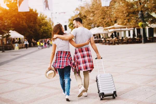 Jonge Gelukkig Liefde Paar Reizen Stad Knuffelen — Stockfoto