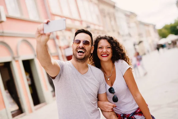 Joven Pareja Amor Feliz Viajando Por Ciudad Tomando Selfie Con — Foto de Stock