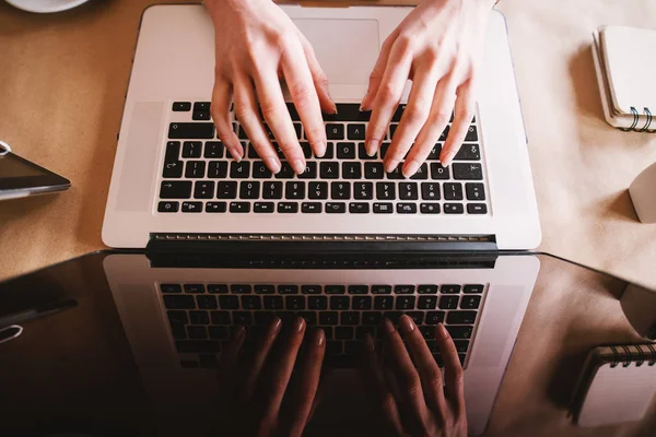 Mãos Jovem Empresária Digitando Laptop — Fotografia de Stock