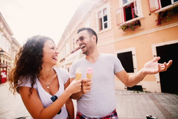 Jonge Gelukkig Liefde Paar Reizen Stad Het Eten Van Ijs — Stockfoto