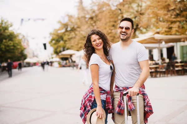 Jovem Casal Amor Feliz Viajando Cidade Divertindo Juntos — Fotografia de Stock