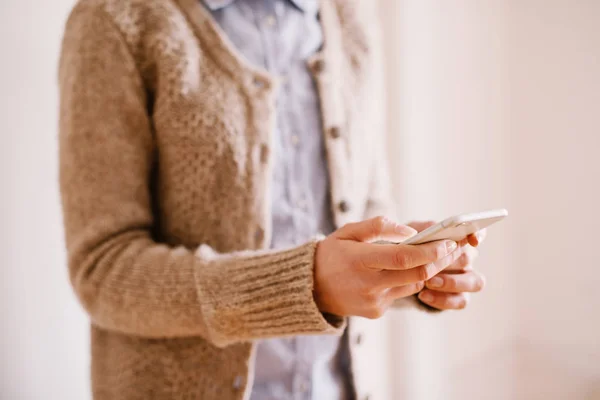 Mujer Sosteniendo Teléfono Móvil Primer Plano —  Fotos de Stock