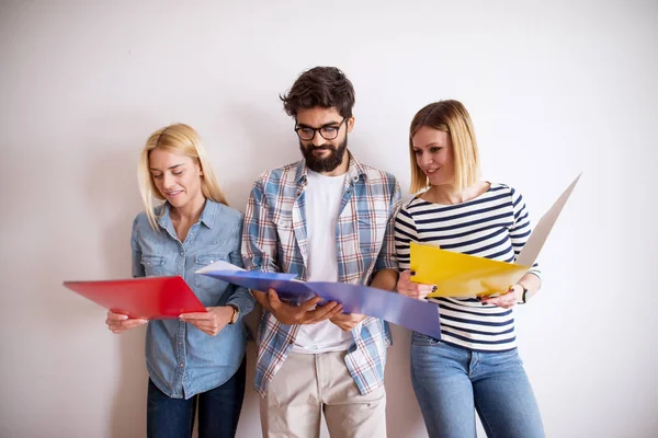 Grupo Jóvenes Que Preparan Para Entrevista Trabajo Mientras Miran Carpetas — Foto de Stock