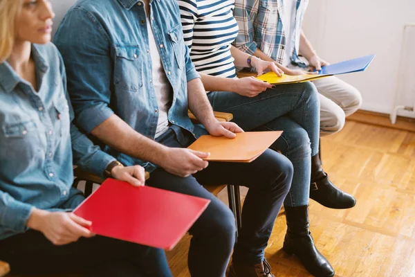 Vista Los Jóvenes Sentados Con Carpetas Antes Entrevista Trabajo Sala —  Fotos de Stock