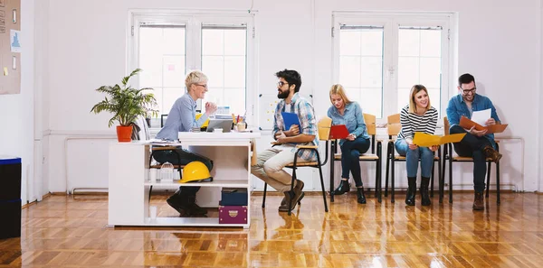 Jovem Falando Com Chefe Feminino Entrevista Emprego — Fotografia de Stock