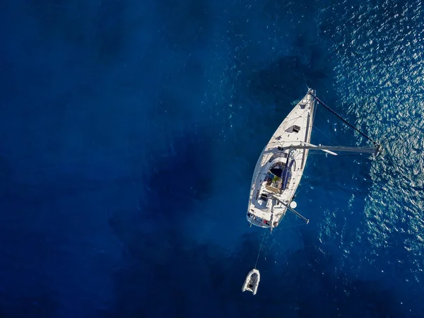 鸟瞰美丽的蓝色泻湖与帆船和大型游艇 — 图库照片