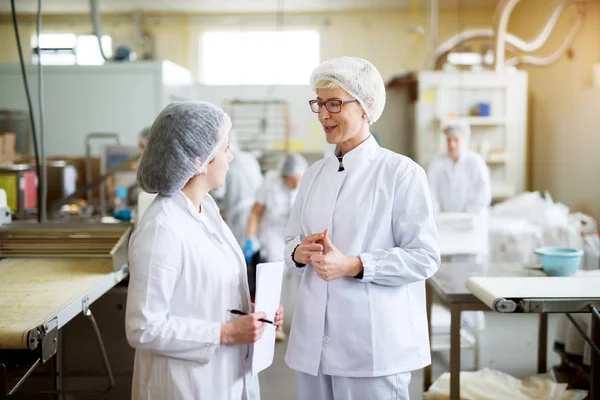 Lavoratrici Allegre Che Parlano Alla Fabbrica Cibo — Foto Stock