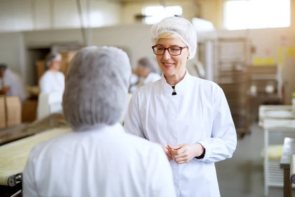 Lavoratrici Allegre Che Parlano Alla Fabbrica Cibo — Foto Stock