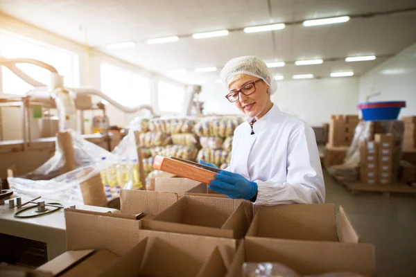 Giovane Bella Lavoratrice Abiti Sterili Che Tiene Tablet Fabbrica — Foto Stock