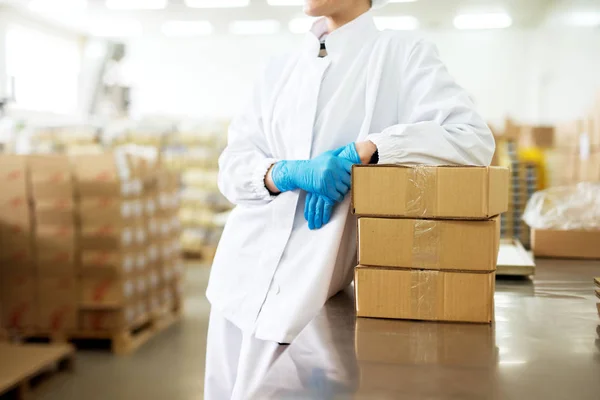 Vista Vicino Lavoratore Appoggiato Alla Pila Scatole Marroni Tavolo Una — Foto Stock