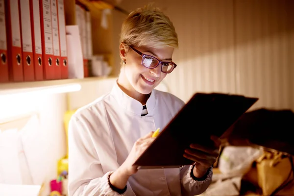 Young Female Worker Working Folder — Stock Photo, Image