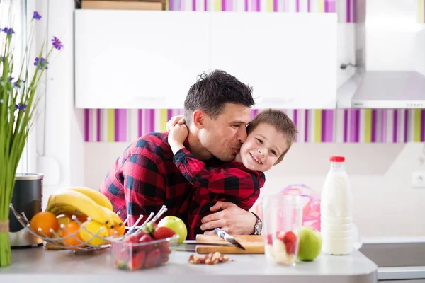 Genç Neşeli Baba Oğul Yemek Sağlıklı Kahvaltı Baba Oğul Öpüşme — Stok fotoğraf