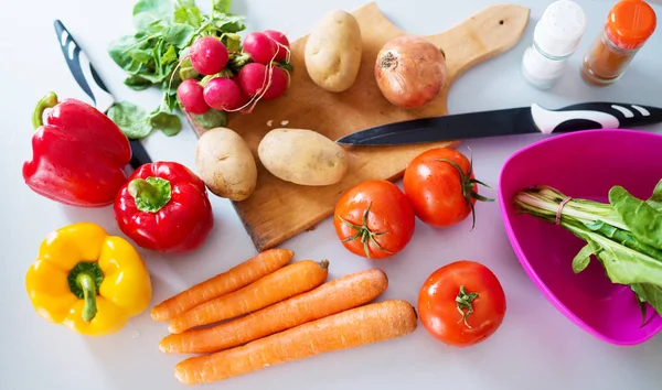 Färska Färgglada Friska Grönsaker Bordet Köket Hälsosam Mat — Stockfoto