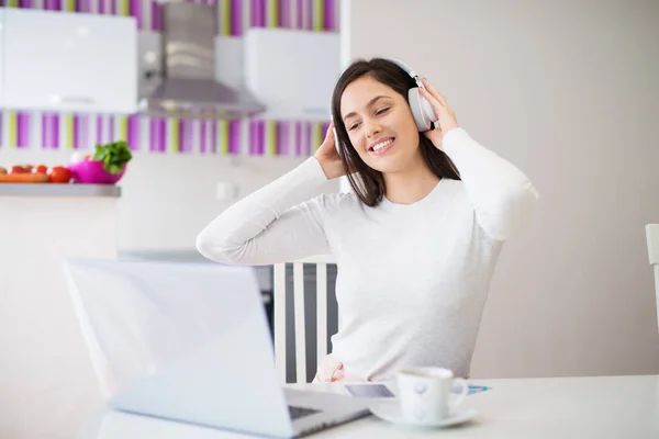 Jovem Mulher Bonita Usando Laptop Fones Ouvido — Fotografia de Stock