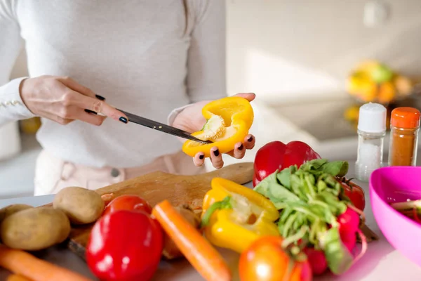 Jovem Mulher Cortando Legumes Para Salada Casa — Fotografia de Stock