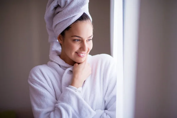 シャワーの後笑顔のローブで美しい女性 — ストック写真