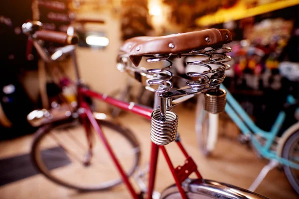 Ανάρτηση Καθίσματος Κόκκινο Ποδήλατο Στο Γκαράζ — Φωτογραφία Αρχείου