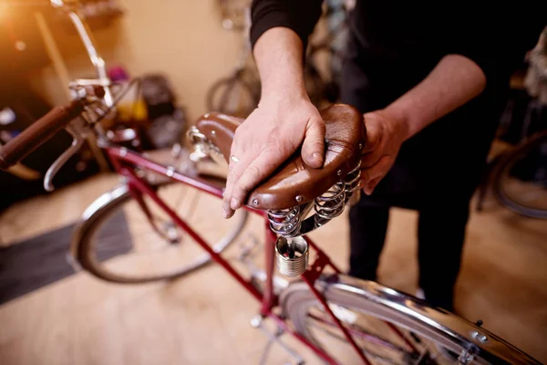 Mãos Masculinas Verificando Suspensão Assento Bicicleta — Fotografia de Stock