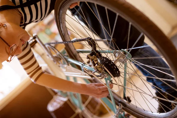 Bela Mulher Alegre Apertando Parafusos Roda Bicicleta Garagem — Fotografia de Stock