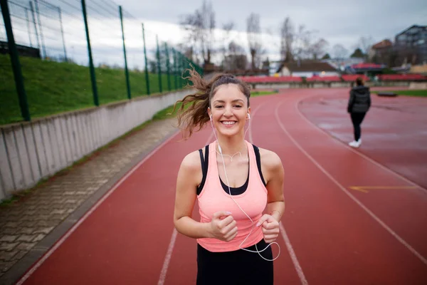 Retrato Atractiva Joven Feliz Mujer Corriendo Mientras Escucha Música Pista — Foto de Stock