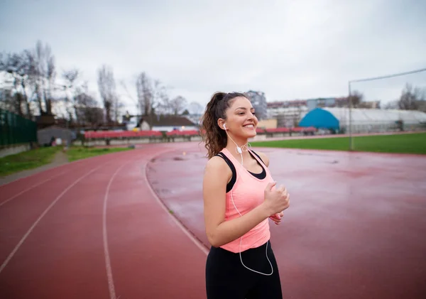 Retrato Atractiva Joven Feliz Mujer Corriendo Mientras Escucha Música Pista — Foto de Stock
