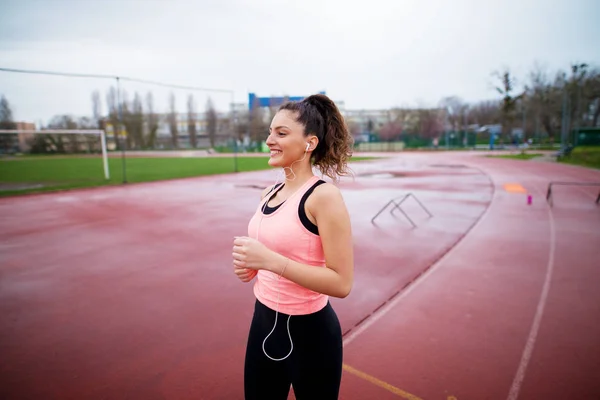 Retrato Atractiva Joven Feliz Mujer Corriendo Mientras Escucha Música Pista — Foto de Stock