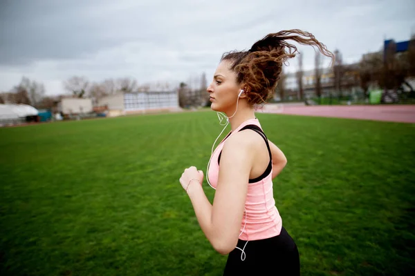 Retrato Mujer Joven Atractiva Corriendo Mientras Escucha Música Pista — Foto de Stock