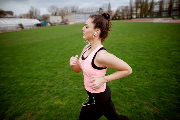 Retrato Mujer Joven Atractiva Corriendo Mientras Escucha Música Pista — Foto de Stock