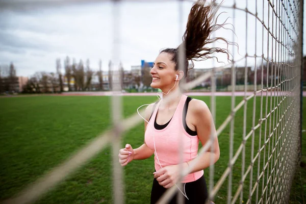 Retrato Atractiva Joven Feliz Mujer Corriendo Mientras Escucha Música Pista — Foto de Stock