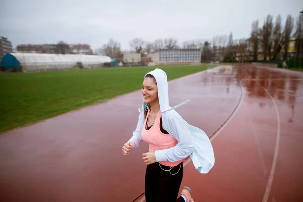 Retrato Atractiva Joven Feliz Mujer Corriendo Tiempo Lluvioso — Foto de Stock