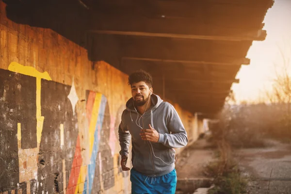 Portrait Homme Afro Américain Motivé Courant Près Hangar Abandonné Avec — Photo