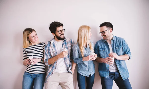 Gruppo Giovani Colleghi Felici Che Divertono Pausa Mentre Bevono Caffè — Foto Stock