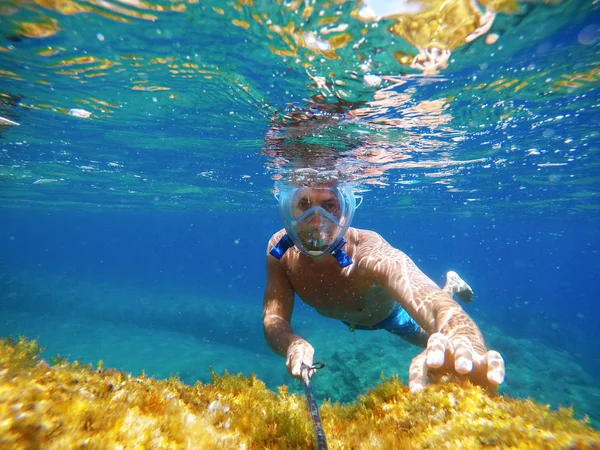 Unterwasserfoto Eines Jungen Mannes Der Klarem Meer Schwimmt — Stockfoto
