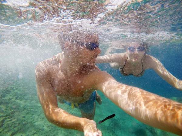 Veselý Pár Baví Pod Vodou Při Selfie Selfiestick — Stock fotografie