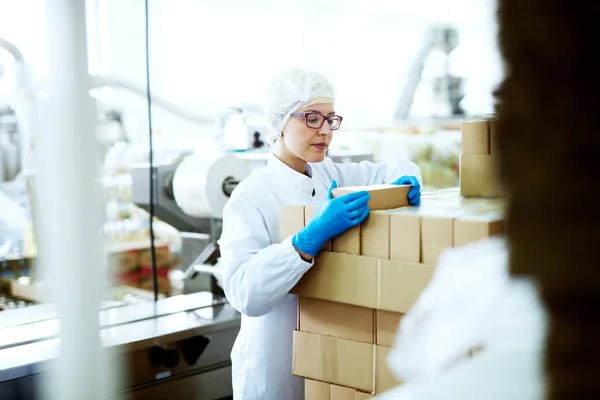 Young Female Worker Sterile Cloths Working Cardboard Box Stacks — Stock Photo, Image