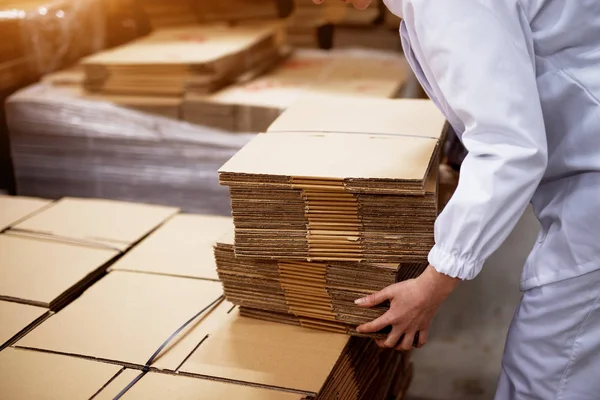 Joven Trabajadora Recogiendo Pilas Cajas Cartón Plegadas —  Fotos de Stock