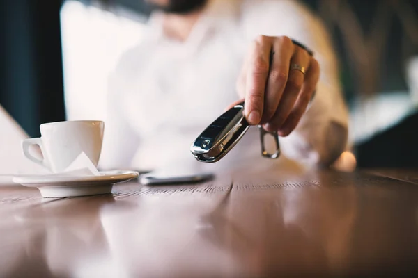 Eleganter Geschäftsmann Legt Autoschlüssel Während Kaffeepause Café Macht — Stockfoto