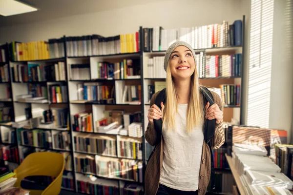 Portrait Une Jeune Étudiante Heureuse Posant Bibliothèque — Photo