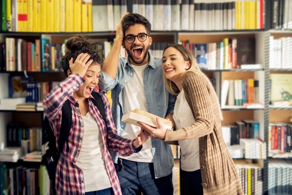 Концепция Образования Библиотека Студенты Командная Работа Трое Счастливых Молодых Друзей — стоковое фото
