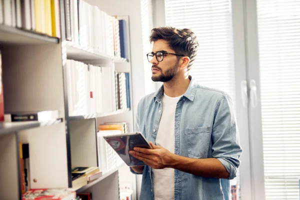 Retrato Jovem Estudante Bonito Alegre Escolhendo Livro Estante Biblioteca Usando — Fotografia de Stock