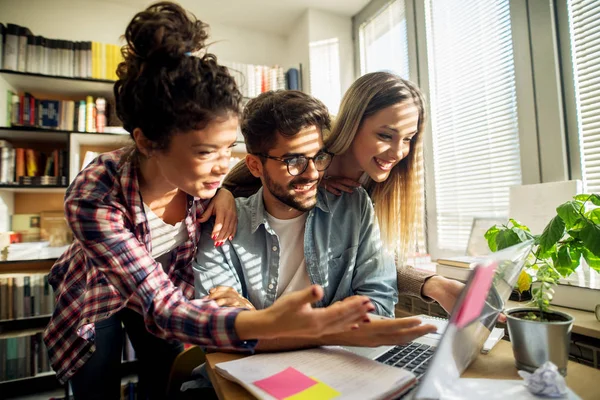 Tres Jóvenes Estudiantes Trabajadores Que Estudian Biblioteca Utilizando Ordenador Portátil — Foto de Stock