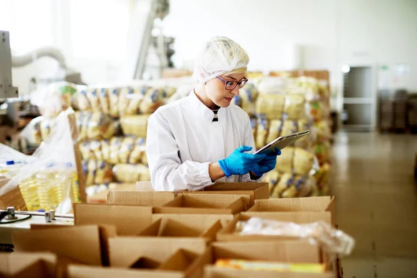 Young Beautiful Female Worker Sterile Clothes Holding Tablet Factory — Stock Photo, Image