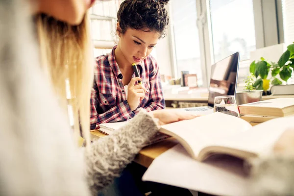 Duas Jovens Amigas Estudando Biblioteca Preparando Para Exame — Fotografia de Stock