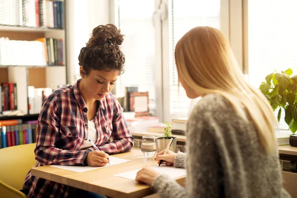 Duas Jovens Amigas Estudando Biblioteca Preparando Para Exame — Fotografia de Stock