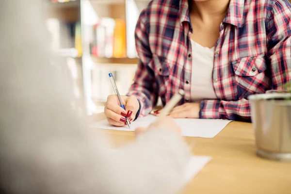 若い女性の友人 図書館で勉強して試験の準備 — ストック写真