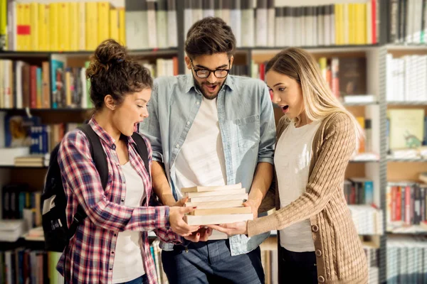 Concepto Educación Biblioteca Estudiantes Trabajo Equipo Tres Jóvenes Amigos Felices — Foto de Stock