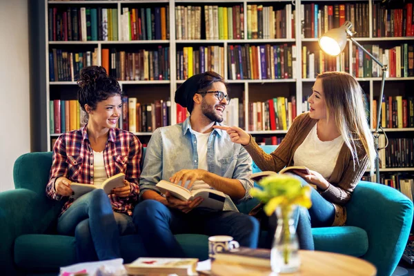 Concepto Educación Biblioteca Estudiantes Trabajo Equipo Tres Jóvenes Amigos Felices — Foto de Stock